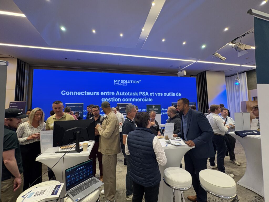 MySolutionConnect à la MSPCON avec l'équipe et les visiteurs en plein échange.